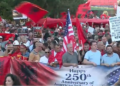 Me flamurin shqiptar dhe atë amerikan, protestë madhështore poshtë zyrës së kryeministrit Rama