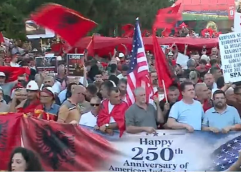 Me flamurin shqiptar dhe atë amerikan, protestë madhështore poshtë zyrës së kryeministrit Rama