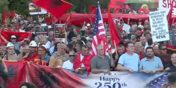 Me flamurin shqiptar dhe atë amerikan, protestë madhështore poshtë zyrës së kryeministrit Rama