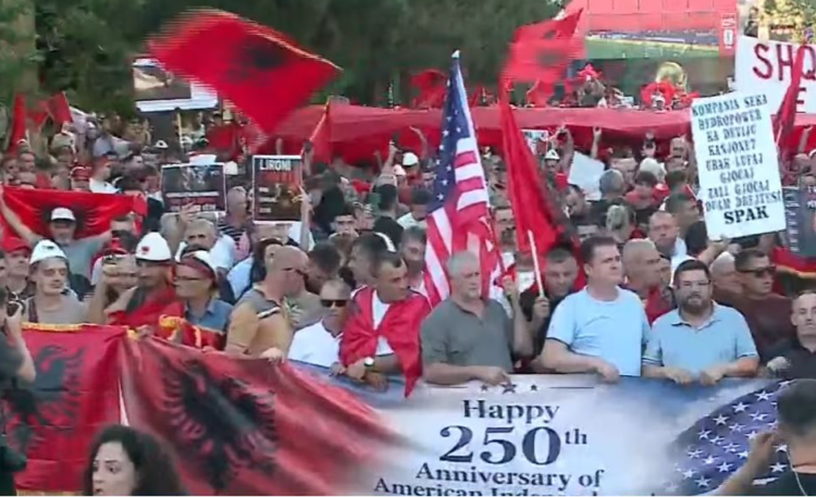 Me flamurin shqiptar dhe atë amerikan, protestë madhështore poshtë zyrës së kryeministrit Rama