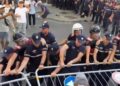 Përshkallëzohet situata te Kuvendi! Protestuesit heqin gardhin metalik, hedhin domate e vezë në drejtim të efektivëve