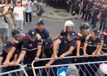 Përshkallëzohet situata te Kuvendi, protestuesit heqin gardhin metalik, hedhin domate e vezë në drejtim të efektivëve
