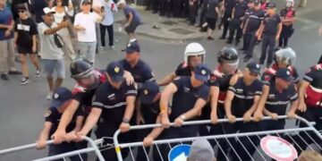 Përshkallëzohet situata te Kuvendi, protestuesit heqin gardhin metalik, hedhin domate e vezë në drejtim të efektivëve