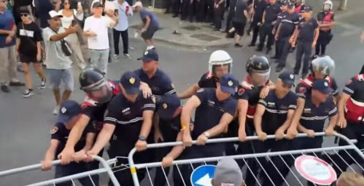 Përshkallëzohet situata te Kuvendi! Protestuesit heqin gardhin metalik, hedhin domate e vezë në drejtim të efektivëve
