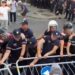 Përshkallëzohet situata te Kuvendi! Protestuesit heqin gardhin metalik, hedhin domate e vezë në drejtim të efektivëve