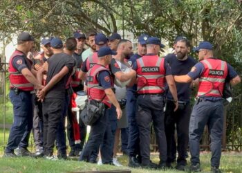 Miell dhe vezë ndaj makinave të deputetëve! Shoqërohen disa protestues, mes tyre edhe Gent Progni