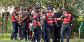 Miell dhe vezë ndaj makinave të deputetëve! Shoqërohen disa protestues, mes tyre edhe Gent Progni