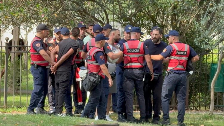 Miell dhe vezë ndaj makinave të deputetëve! Shoqërohen disa protestues, mes tyre edhe Gent Progni
