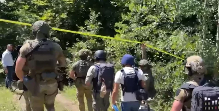 Varrezë masive në Zubin Potok? Gërmime në fshatin Kalludër në Kosovë, policia ndalon dy persona