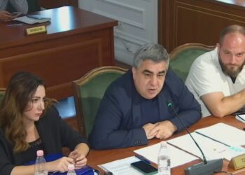Ministri Gonxhja fyen protestuesit: Janë një tufë budallenjsh që hedhin gurë dhe pllaka ndaj Parlamentit!