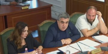 Ministri Gonxhja fyen protestuesit: Janë një tufë budallenjsh që hedhin gurë dhe pllaka ndaj Parlamentit!