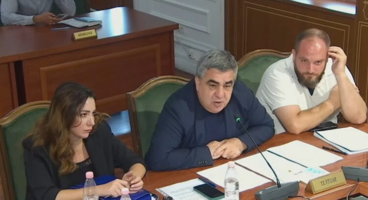 Ministri Gonxhja fyen protestuesit: Janë një tufë budallenjsh që hedhin gurë dhe pllaka ndaj Parlamentit!