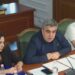 Ministri Gonxhja fyen protestuesit: Janë një tufë budallenjsh që hedhin gurë dhe pllaka ndaj Parlamentit!