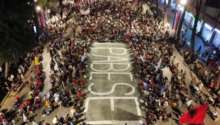 “I pabesë”, mesazhi që protestuesit i lanë Ramës në Bulevard