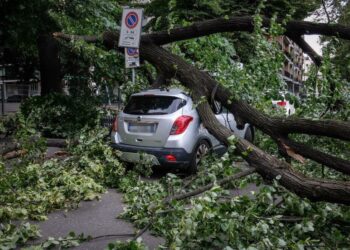 Reshjet dhe stuhitë godasin Italinë pas temperaturave rekord