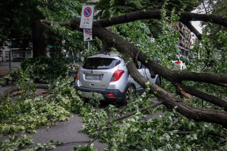 Reshjet dhe stuhitë godasin Italinë pas temperaturave rekord