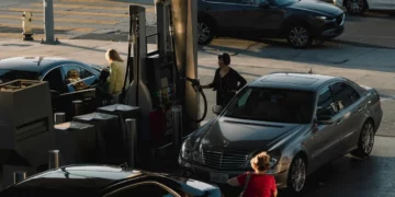 Sulmet amerikane ndaj Iranit trondisin tregjet, rriten çmimet e karburanteve