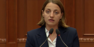 Deputetja Marjana Koçeku reagon pas përplasjeve: Asnjë pushtet nuk mbijeton duke goditur qytetarët
