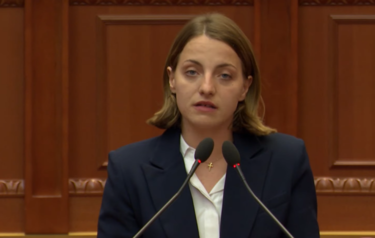 Deputetja Marjana Koçeku reagon pas përplasjeve: Asnjë pushtet nuk mbijeton duke goditur qytetarët