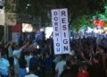 Protestuesit mblidhen para Komisariatit nr. 3, kërkojnë lirimin e të arrestuarve: Shqipëria e rinisë jo e partisë