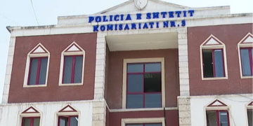 Arrestohen dy policë të Komisariatit 3 në Tiranë, dyshohen për korrupsion pasiv dhe shpërdorim detyre