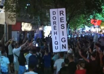 Protestuesit mblidhen para Komisariatit nr. 3, kërkojnë lirimin e të arrestuarve: Shqipëria e rinisë jo e partisë