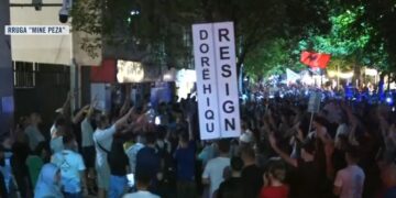 Protestuesit mblidhen para Komisariatit nr. 3, kërkojnë lirimin e të arrestuarve: Shqipëria e rinisë jo e partisë