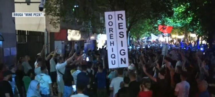 Protestuesit mblidhen para Komisariatit nr. 3, kërkojnë lirimin e të arrestuarve: Shqipëria e rinisë jo e partisë