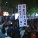 Protestuesit mblidhen para Komisariatit nr. 3, kërkojnë lirimin e të arrestuarve: Shqipëria e rinisë jo e partisë