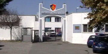 Të shtëna me armë në qytetin e Laçit, një 40-vjeçar mbetet i vrarë (EMRI)