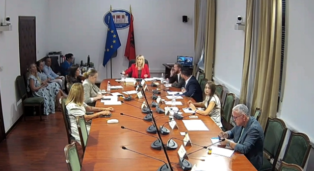“4.3 mln euro për koncert”/ Zhupa përplaset me Gonxhen: Ku ishte urgjenca? Shqipëria s’ka avionë për zjarret o zotëri