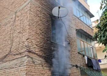 Flakët përfshijnë apartamentin në Korçë, humb jetën 74-vjeçari