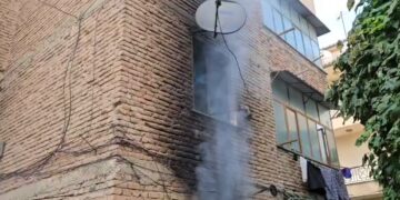 Flakët përfshijnë apartamentin në Korçë, humb jetën 74-vjeçari