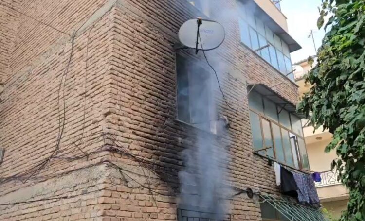 Flakët përfshijnë apartamentin në Korçë, humb jetën 74-vjeçari