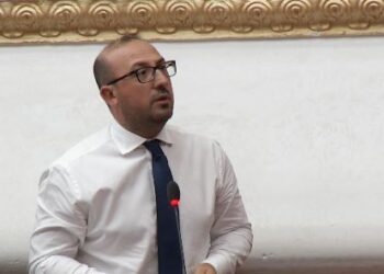 Saimir Korreshi bën debat dhe ironi me Peleshin: Rregullorja e Kuvendit si letër higjienike