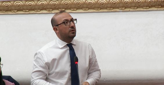 Saimir Korreshi bën debat dhe ironi me Peleshin: Rregullorja e Kuvendit si letër higjienike