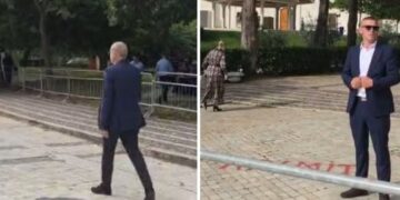 Kuvendi “blindohet” me gardh metalik, deputetët e PS shmangin protestuesit dhe shkojnë më herët në seancë