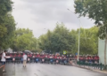 Blindohet parlamenti! Autobotë me ujë, barriera metalike dhe gardh policor para nisjes së protestës