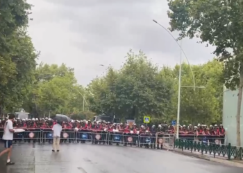 Blindohet Parlamenti! Autobotë me ujë, barriera metalike dhe gardh policor para nisjes së protestës