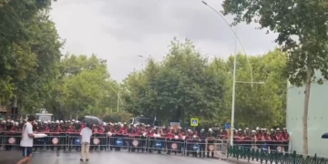 Blindohet parlamenti! Autobotë me ujë, barriera metalike dhe gardh policor para nisjes së protestës