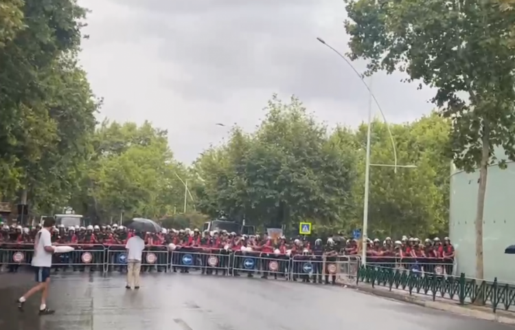 Blindohet parlamenti! Autobotë me ujë, barriera metalike dhe gardh policor para nisjes së protestës