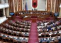 Fillon Kuvendi! Deputetët demokratë bojkotojnë seancën, godina blindohet nga forcat e policisë