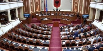 Fillon Kuvendi! Deputetët demokratë bojkotojnë seancën, godina blindohet nga forcat e policisë