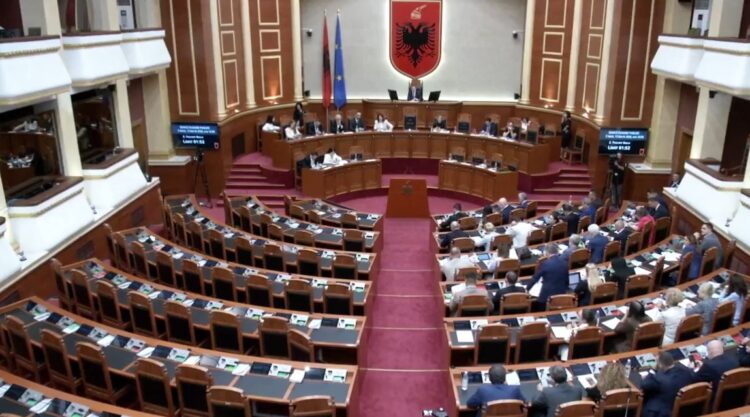 Fillon Kuvendi! Deputetët demokratë bojkotojnë seancën, godina blindohet nga forcat e policisë