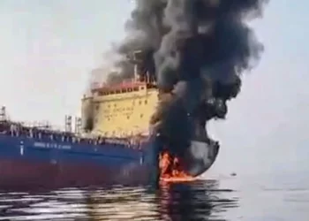 Hapet zjarr në Ngushticën e Hormuzit, Irani godet dy anije cisternë që transportonin naftë