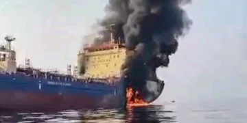 Hapet zjarr në Ngushticën e Hormuzit, Irani godet dy anije cisternë që transportonin naftë