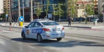 Aksident në Vlorë, makina e Policisë Bashkiake përplas 13-vjeçarin
