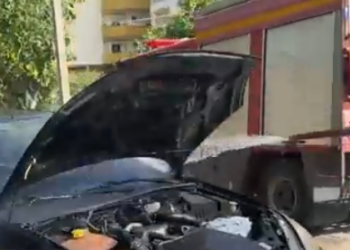 Zjarr pranë nënstacionit elektrik në Lushnjë, shkrumbohet një automjet