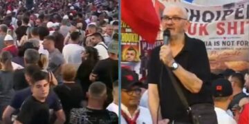 Mesazhi i aktorit Mehdi Malkaj para mijëra protestuesve para Kryeministrisë