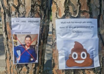Protestuesit ngjisin pankarta në rrugët e Tiranës, në shënjestër artistët e “përkëdhelur” të qeverisë